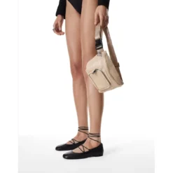 Beige hofte taske med præget mønster