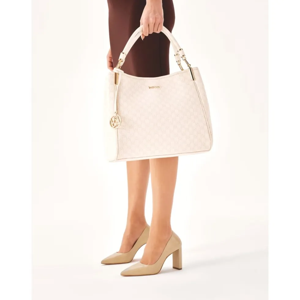 Beige pumps på en smal stolpe.Dette produkt er lille i størrelsen.