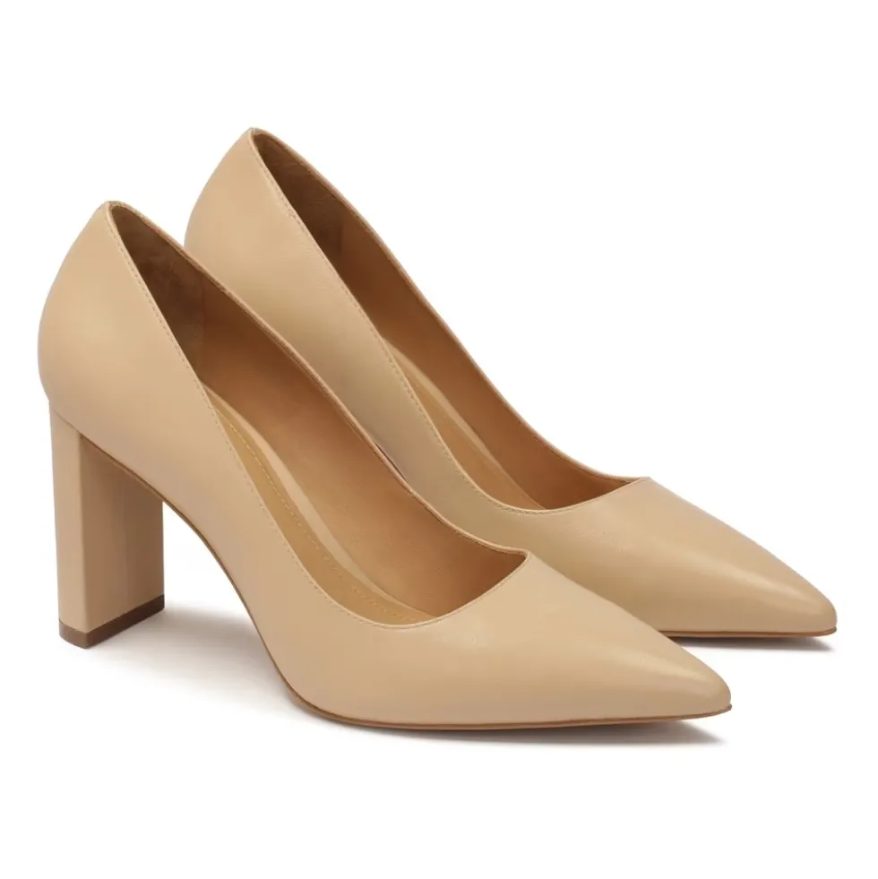 Beige pumps på en smal stolpe.Dette produkt er lille i størrelsen.