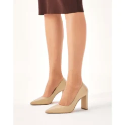 Beige pumps på en smal stolpe.Dette produkt er lille i størrelsen.
