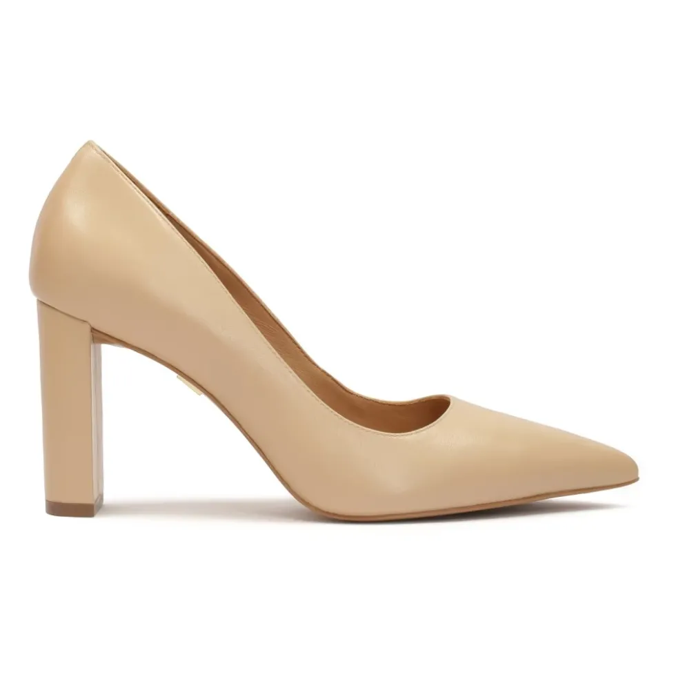Beige pumps på en smal stolpe.Dette produkt er lille i størrelsen.