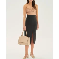 Beige stiletto pumps med tassels og en kæde.Dette produkt er stort i størrelsen.