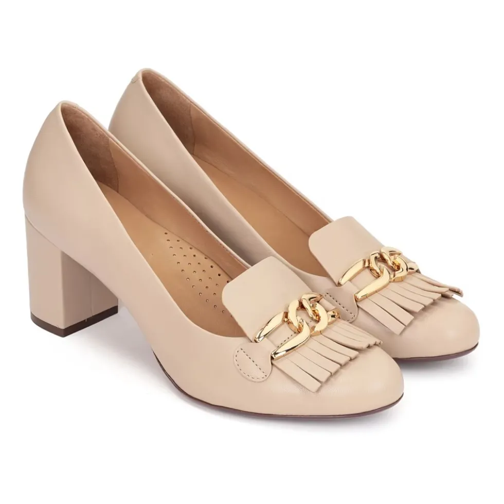 Beige stiletto pumps med tassels og en kæde.Dette produkt er stort i størrelsen.