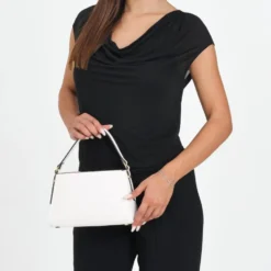 Blusa in satin smanicata