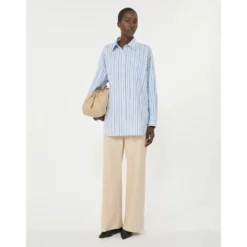 Lang Oversized Stribet Bomuldspoplin Skjorte med Brystlomme og Sommerfuglebroderi