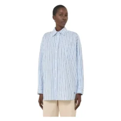 Lang Oversized Stribet Bomuldspoplin Skjorte med Brystlomme og Sommerfuglebroderi