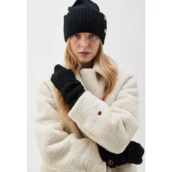 Leia Mitten