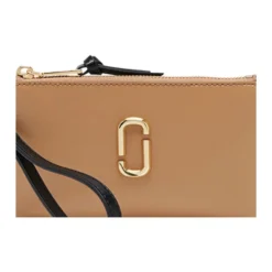 Minimalistisk læderclutch med forfine detaljer