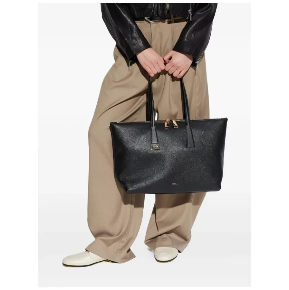 Olivia L Tote