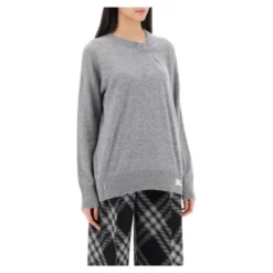 Oversized Cashmere Pullover med Metal Kilt Pin Detalje