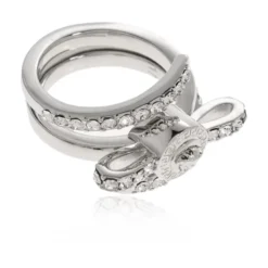 Ring med glitrende krystaller