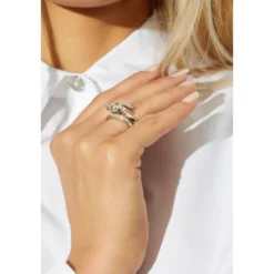 Ring med glitrende krystaller