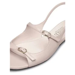 Sandaler i blankt læder med remme