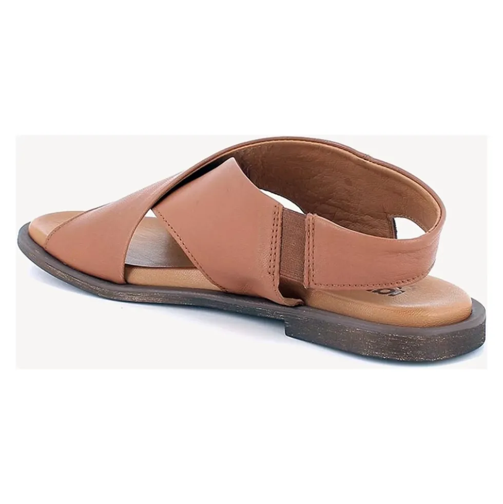 Sandal med krydsrem i læder
