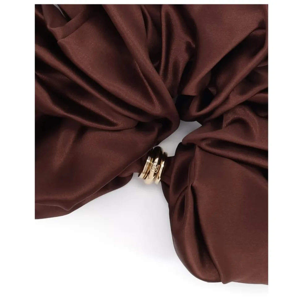 Satin scrunchie med gulddetaljer