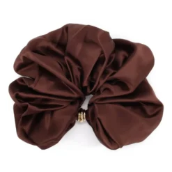 Satin scrunchie med gulddetaljer