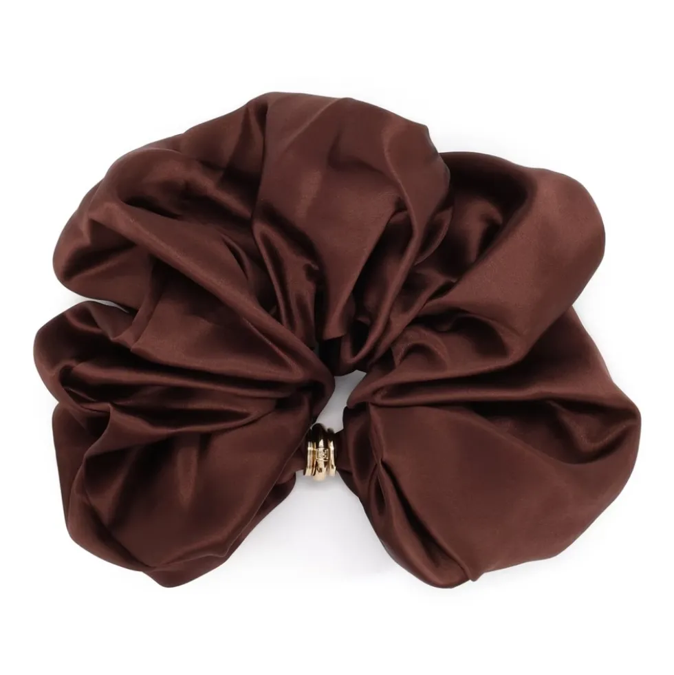 Satin scrunchie med gulddetaljer