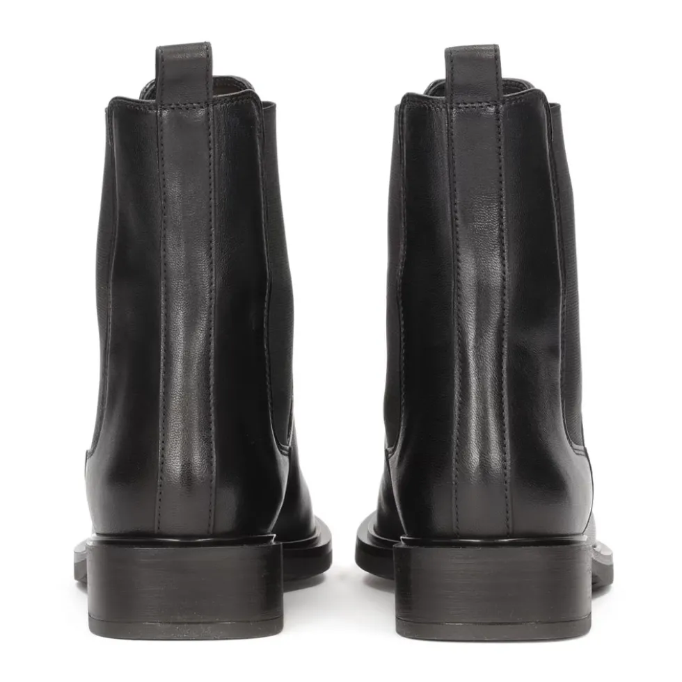Slip-on støvler på en flad sål.Dette produkt er stort i størrelsen.