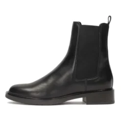 Slip-on støvler på en flad sål.Dette produkt er stort i størrelsen.
