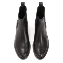 Slip-on støvler på en flad sål.Dette produkt er stort i størrelsen.