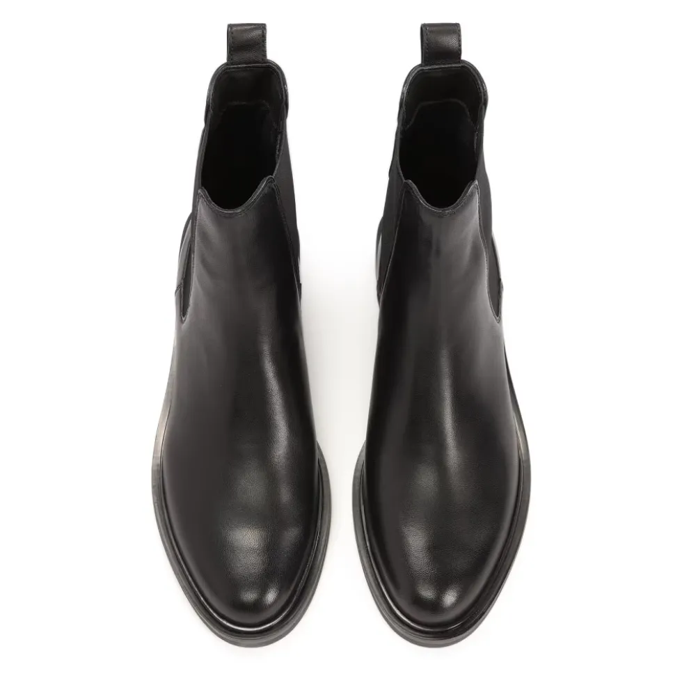 Slip-on støvler på en flad sål.Dette produkt er stort i størrelsen.