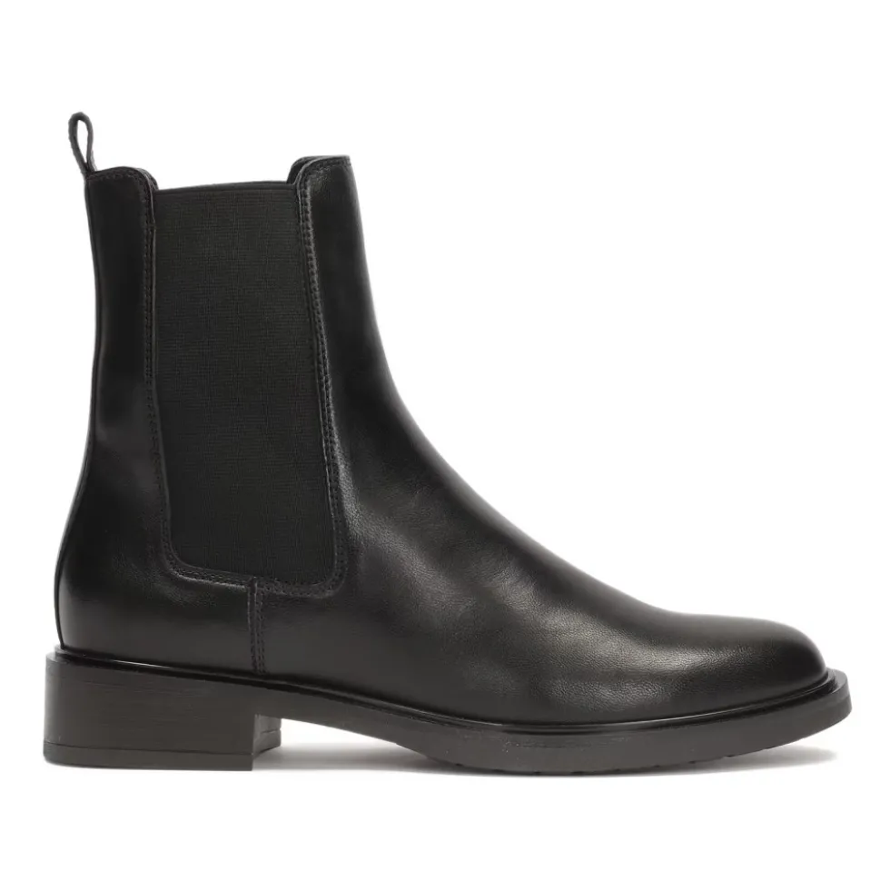 Slip-on støvler på en flad sål.Dette produkt er stort i størrelsen.