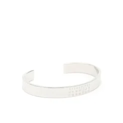 Sølv-tone Graveret Logo Manchet Armbånd