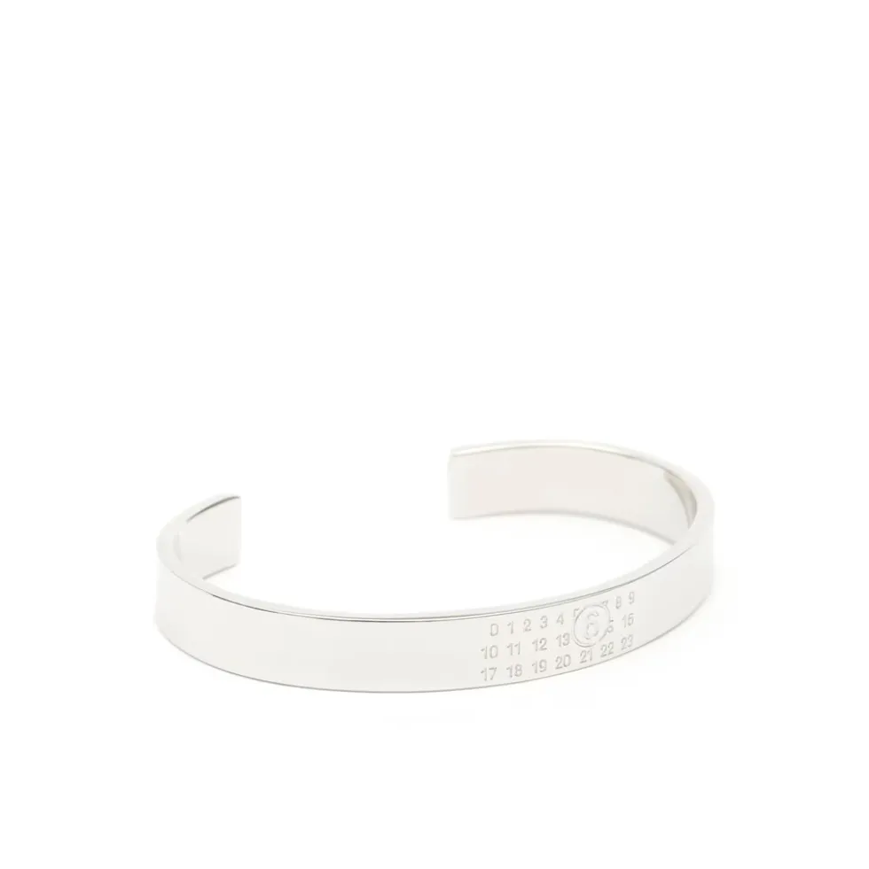 Sølv-tone Graveret Logo Manchet Armbånd