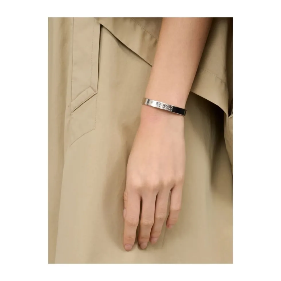 Sølv-tone Graveret Logo Manchet Armbånd