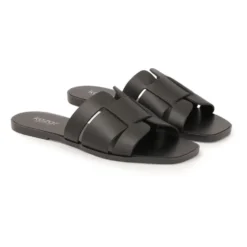 Sorte flip-flops med flad sål