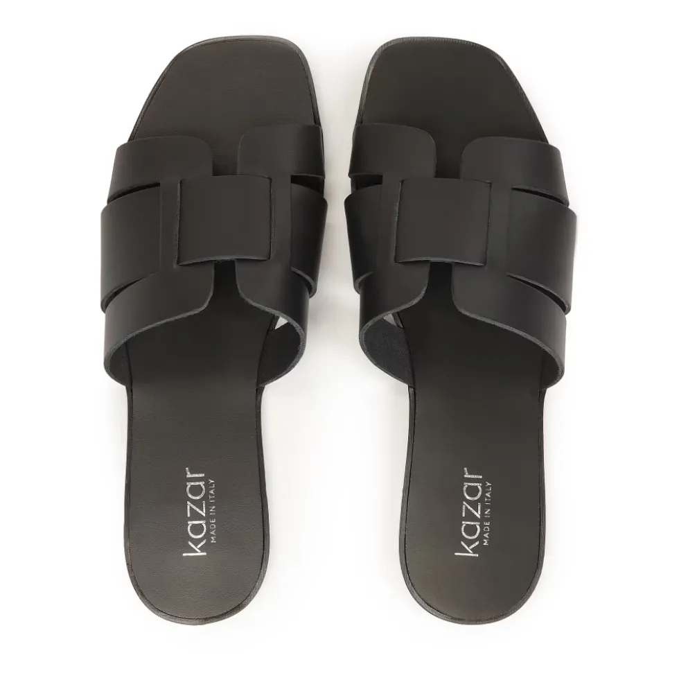 Sorte flip-flops med flad sål