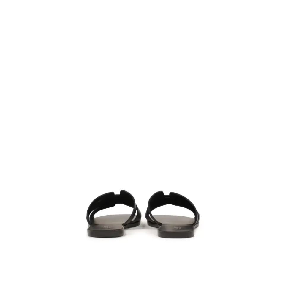 Sorte flip-flops med flad sål