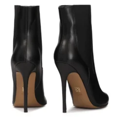 Sorte slip-on støvler med slank hæl.Dette produkt er stort i størrelsen.