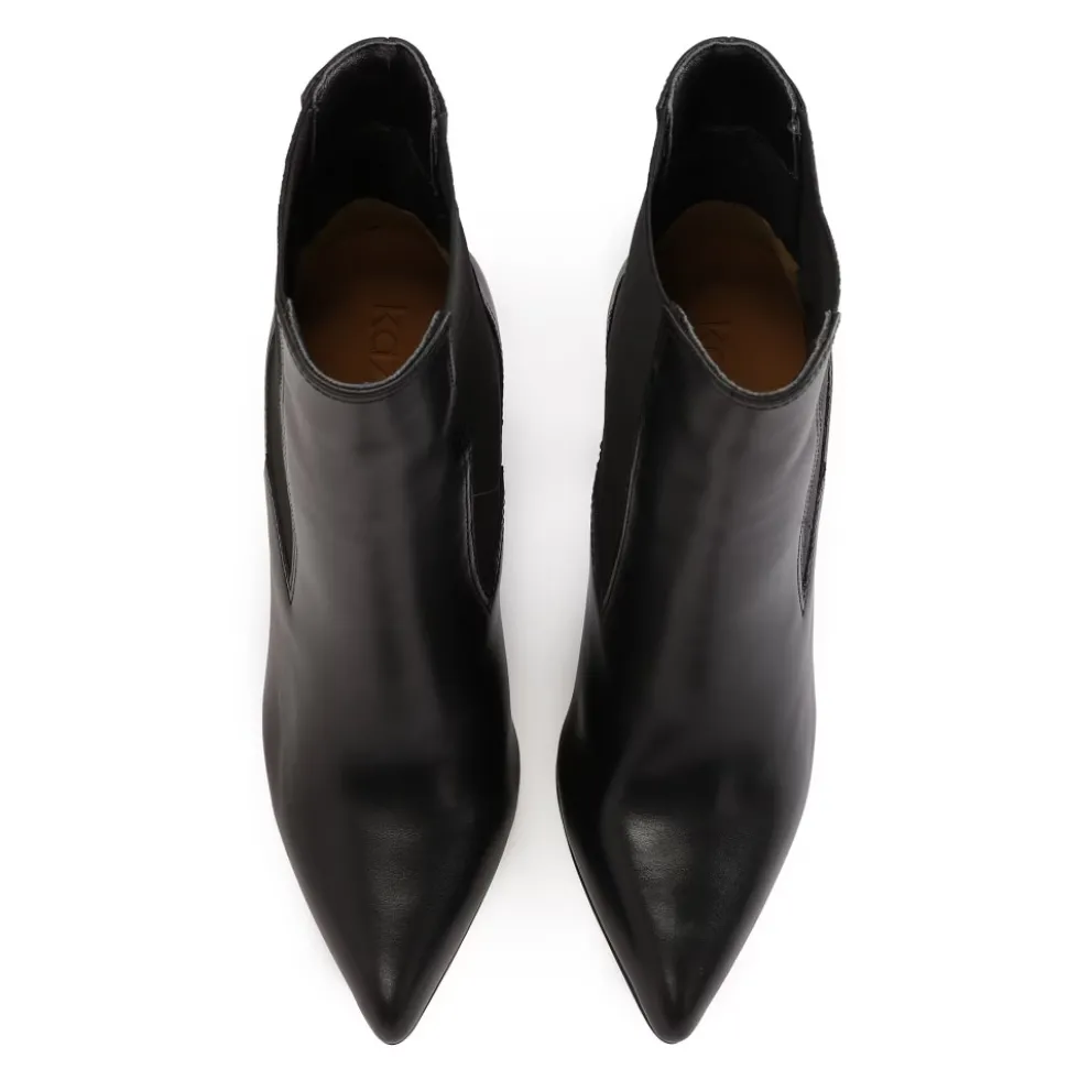 Sorte slip-on støvler med slank hæl.Dette produkt er stort i størrelsen.