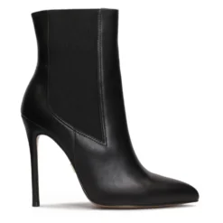 Sorte slip-on støvler med slank hæl.Dette produkt er stort i størrelsen.