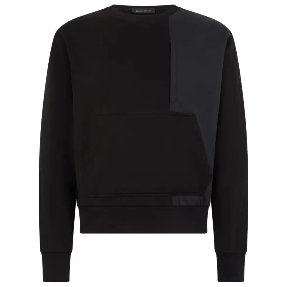 Sort hoodie med lommer, alsidig og minimal