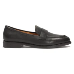 Sort loafers i minimalistisk stil.Dette produkt er stort i størrelsen.