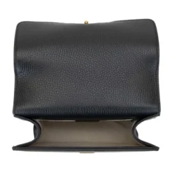 Stilfuld læder crossbody taske med kæde