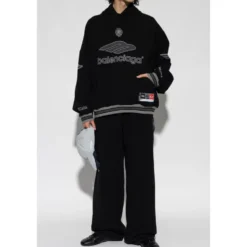 Sweatshirt med patches