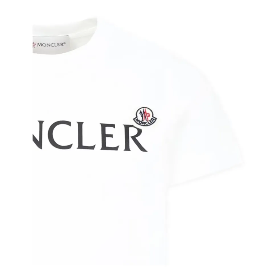 T-shirt med logo bogstaver og patch