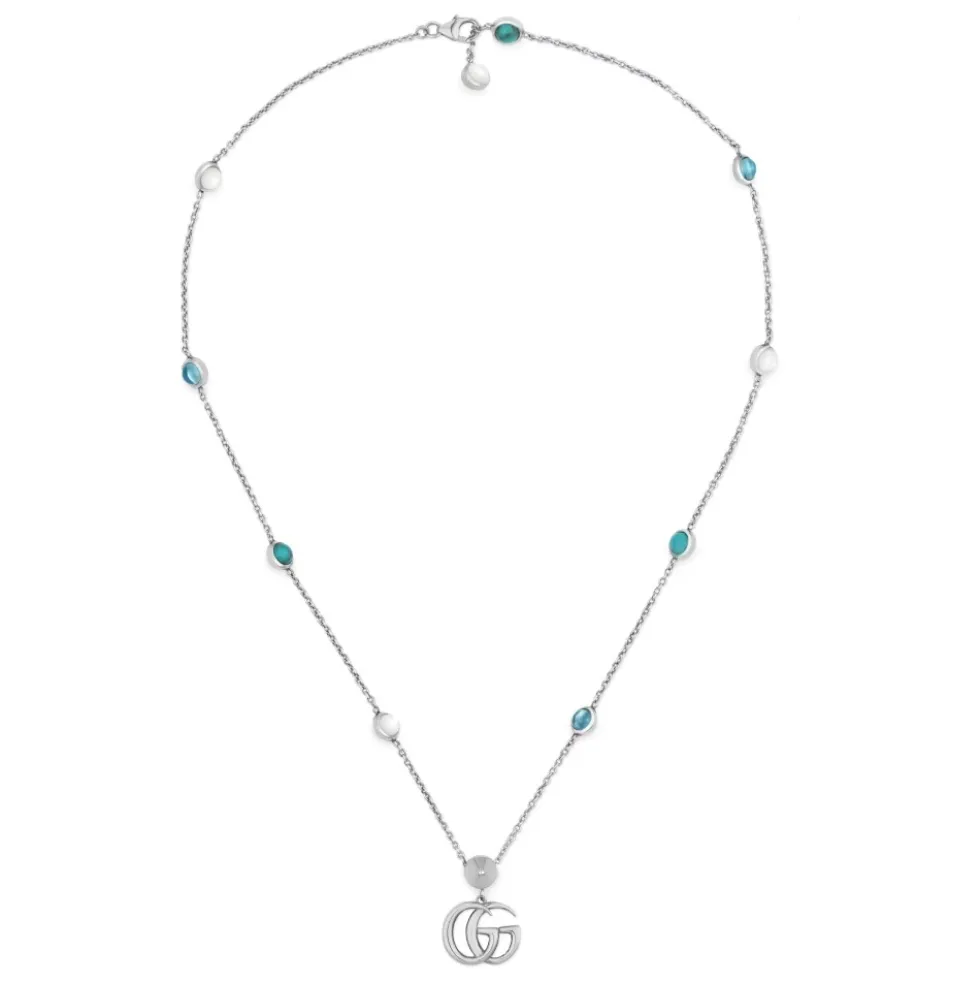YBB527399001 - Argento 925, Madreperla, Topazio, Resina - Halskæde med Interlocking G vedhæng i blankt ældet sterlingsølv, perlemor, blå topas og turkis harpiks